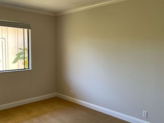 4th image of 575 Tyndall St