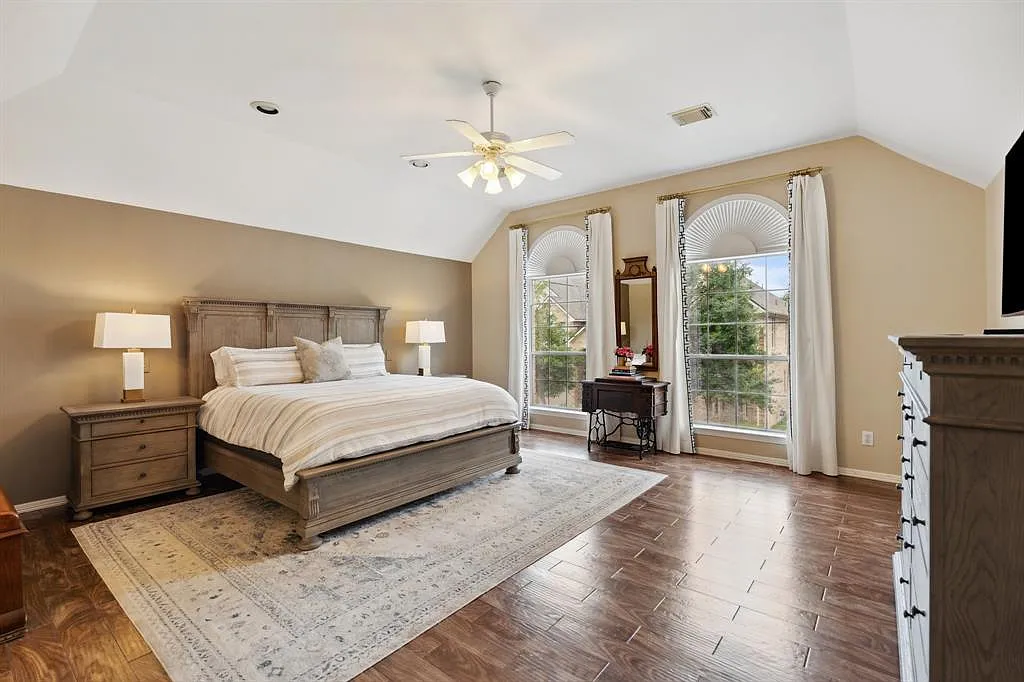 7606 N Linpar Ct — Photo 1
