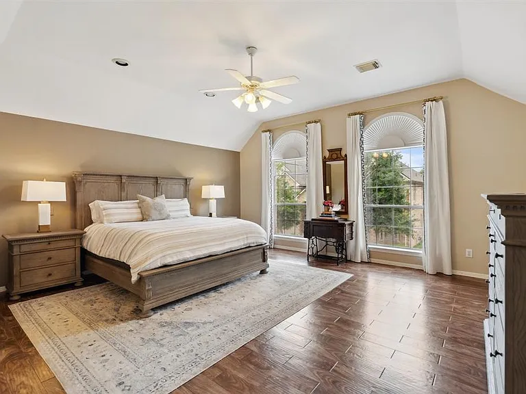 7606 N Linpar Ct — Photo 1