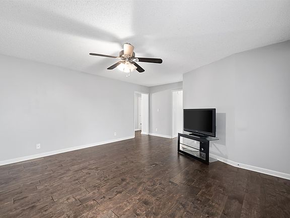 5th image of 3420 Oak Lawn Dr