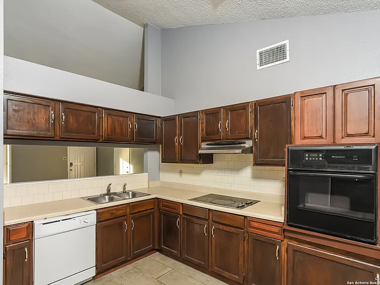 5927 Catalina Sunrise Dr — Photo 3