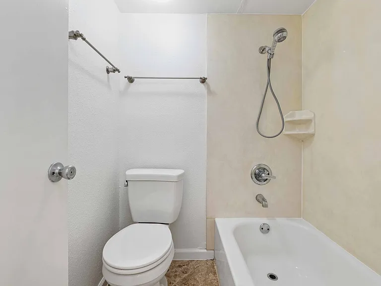 2110 Kinney Ave — Photo 8