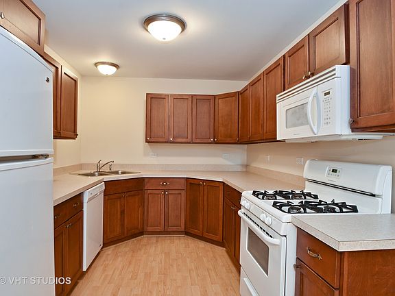 5th image of 170 E Division St #U205