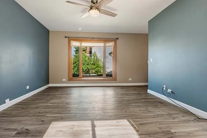 3 bed, 1100 sqft, $3,100 — Photo 2