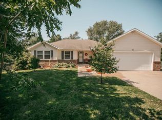 6 Lori Cir, Dearborn, MO 64439