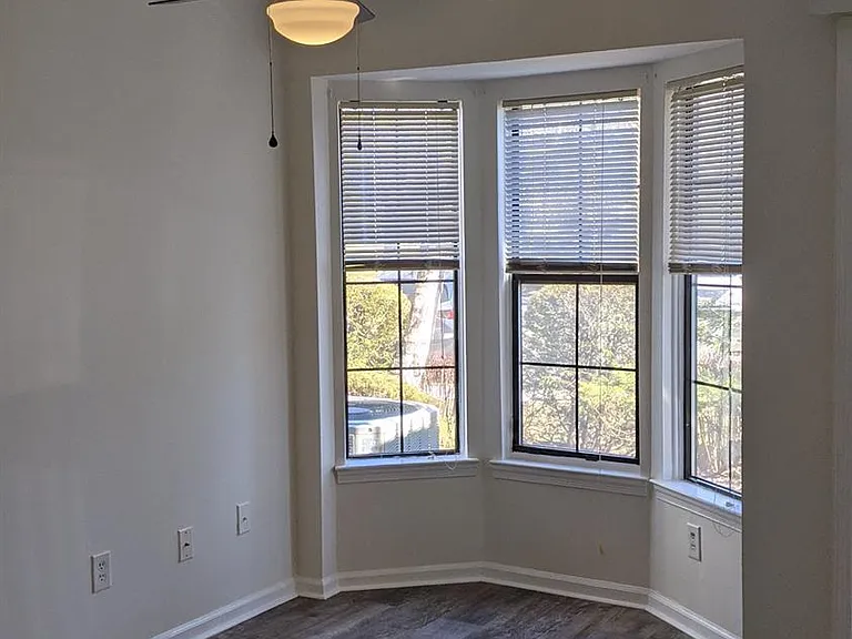 282 Cozzens Ct — Photo 3