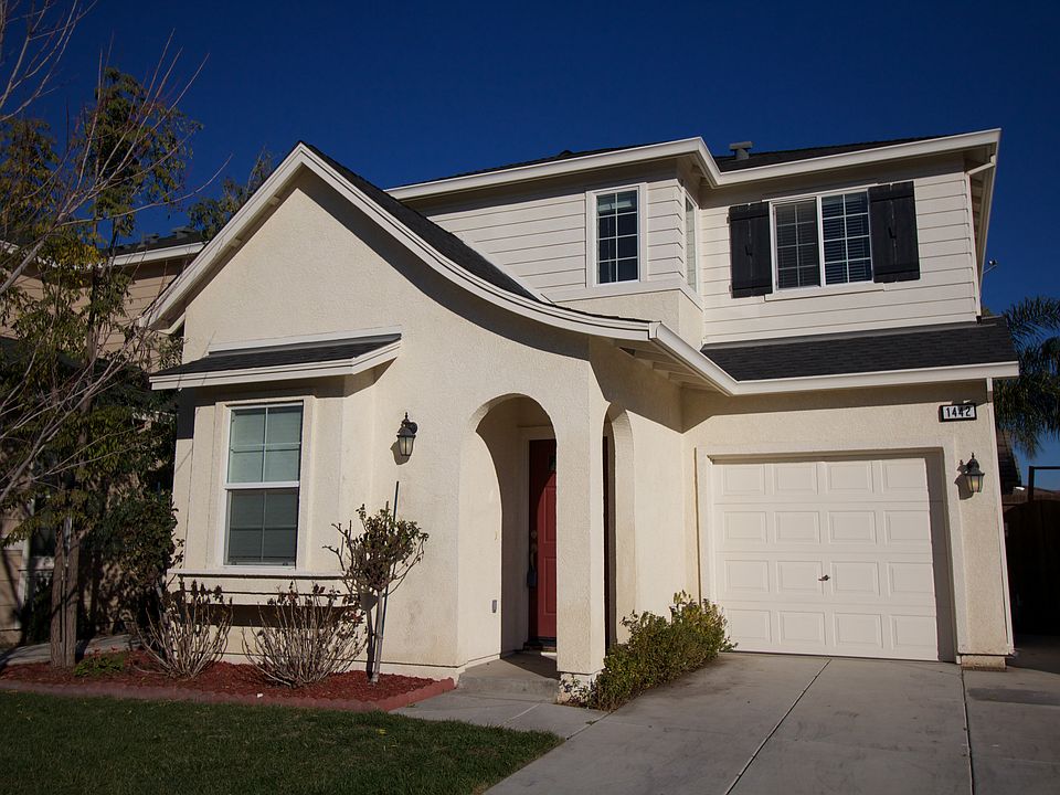 Great Curb Appeal!