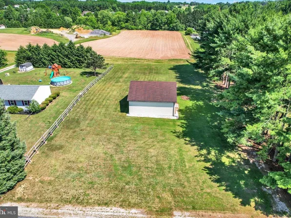 29 Rose Ln, New Oxford, PA 17350
