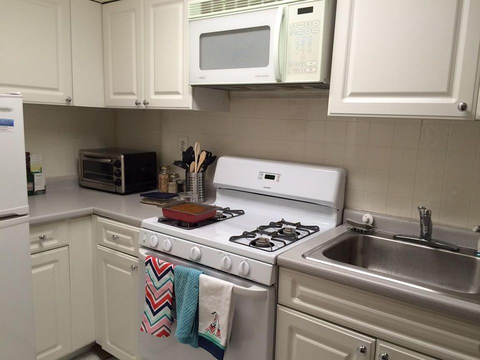 2nd image of 929 Lombard St APT 202