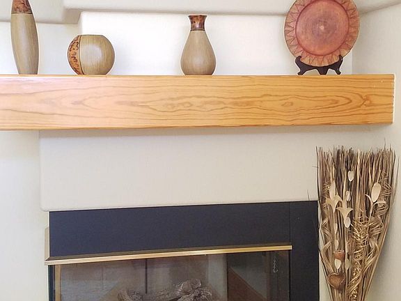 Gas fireplace. Ambiance only. Not to heat home.