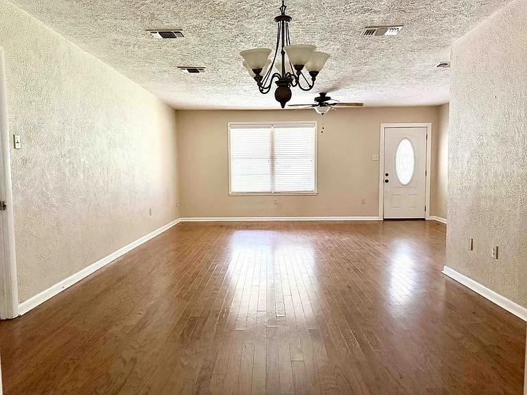 9384 S Riveroaks Dr — Photo 2