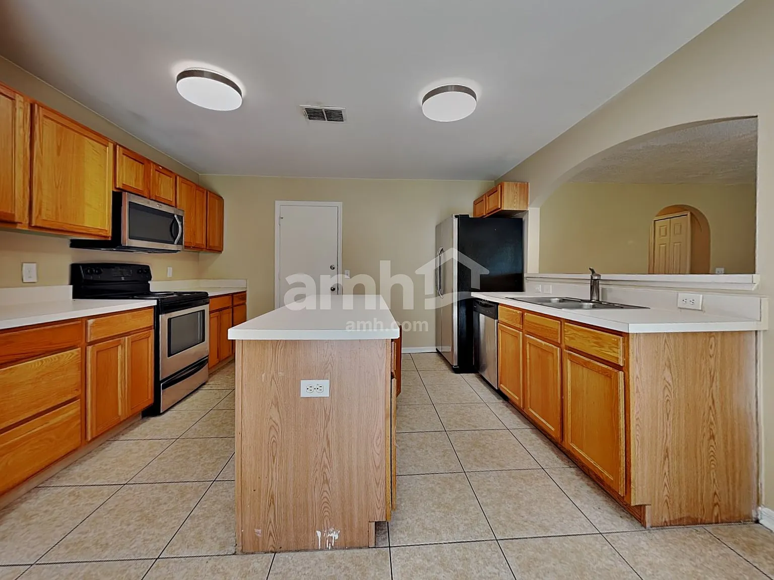 4 bed, 2.5 bath, 1944 sqft, $2,160 — Photo 3
