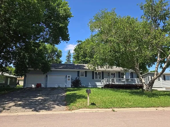 2015 9th St E, Glencoe, MN 55336