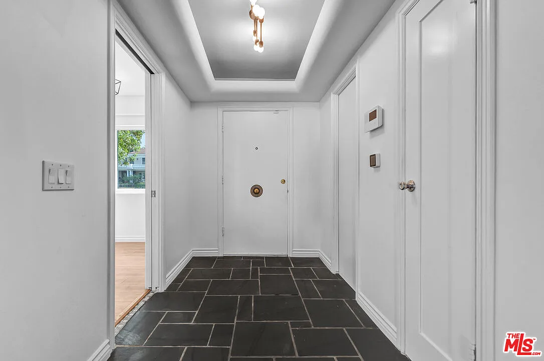 3 bed, 5.0 bath, 4000 sqft, $9,000 — Photo 4