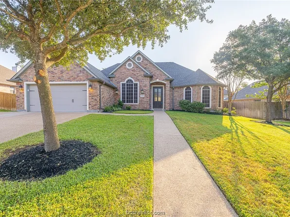 3202 Woodcrest Dr, Bryan, TX 77802