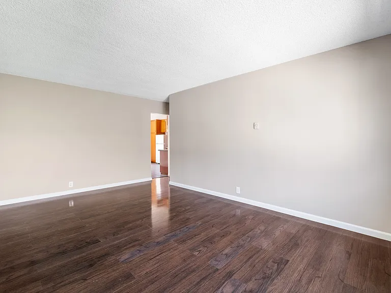 710 E 6th St #6 — Photo 2