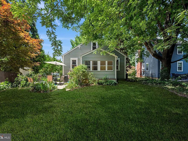 247 W Franklin Ave — Photo 16