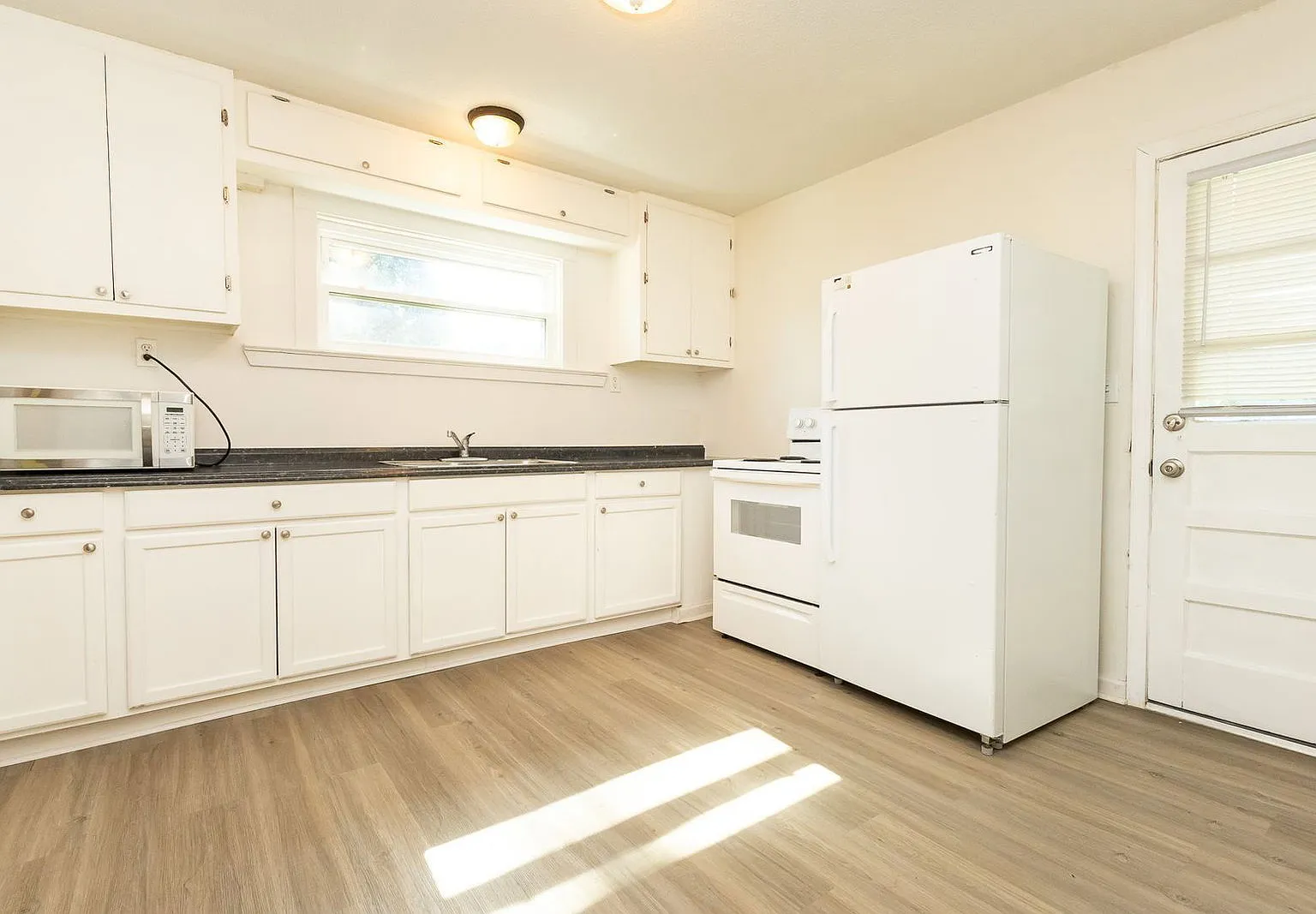2 bed, 1.0 bath, $875 — Photo 1