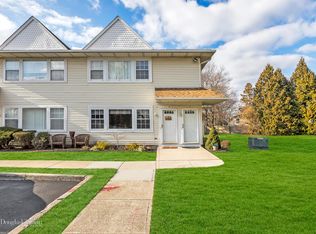 2 Gazebo Ln, Holtsville, NY 11742