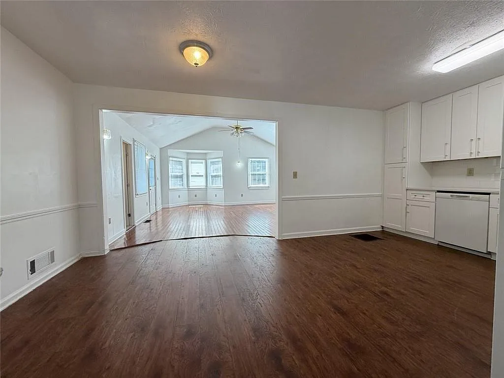 3 bed, 2.0 bath, 1762 sqft, $2,200 — Photo 4