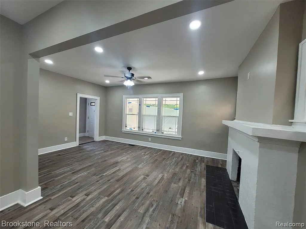 4 bed, 2.0 bath, 2636 sqft, $1,700 — Photo 3