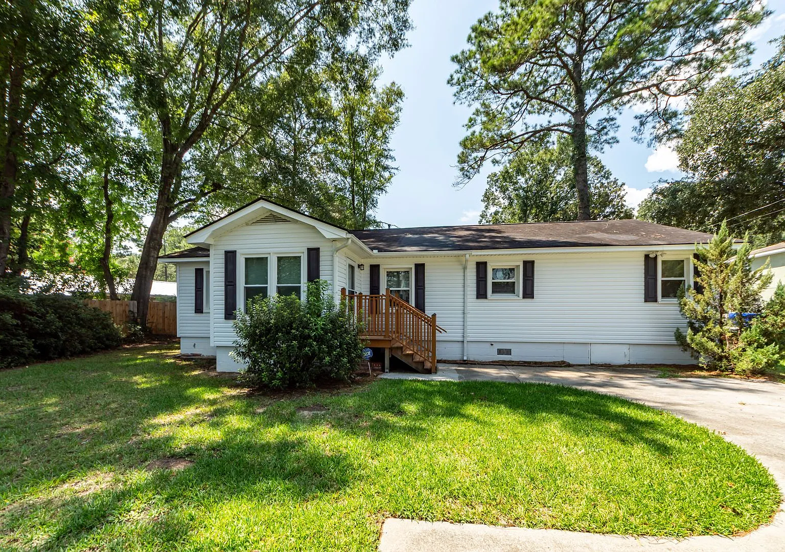 3 Bedroom, 2 Bathroom Home in West Ashley - Charleston — Photo 1