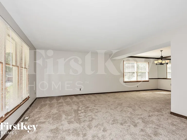 1005 Lancaster Dr — Photo 8