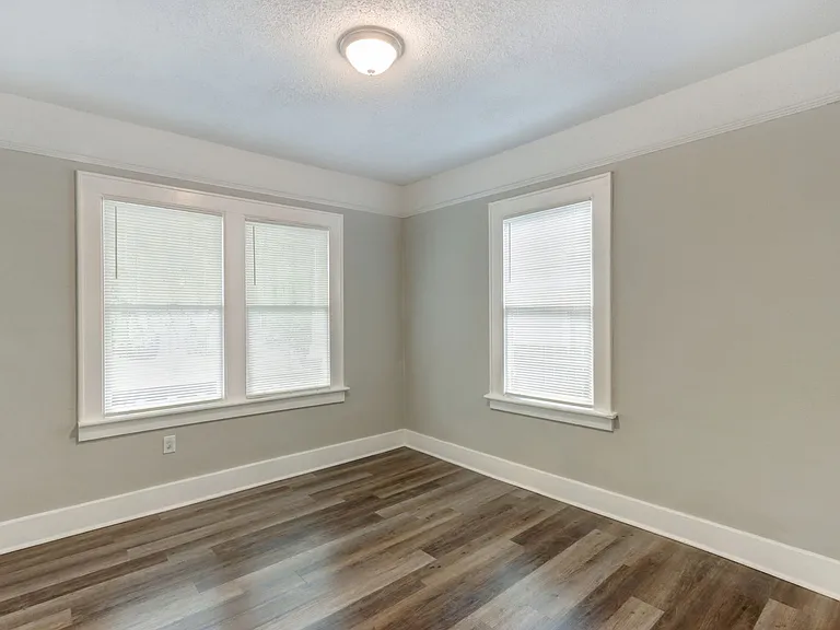 1013 W Victory Dr — Photo 8