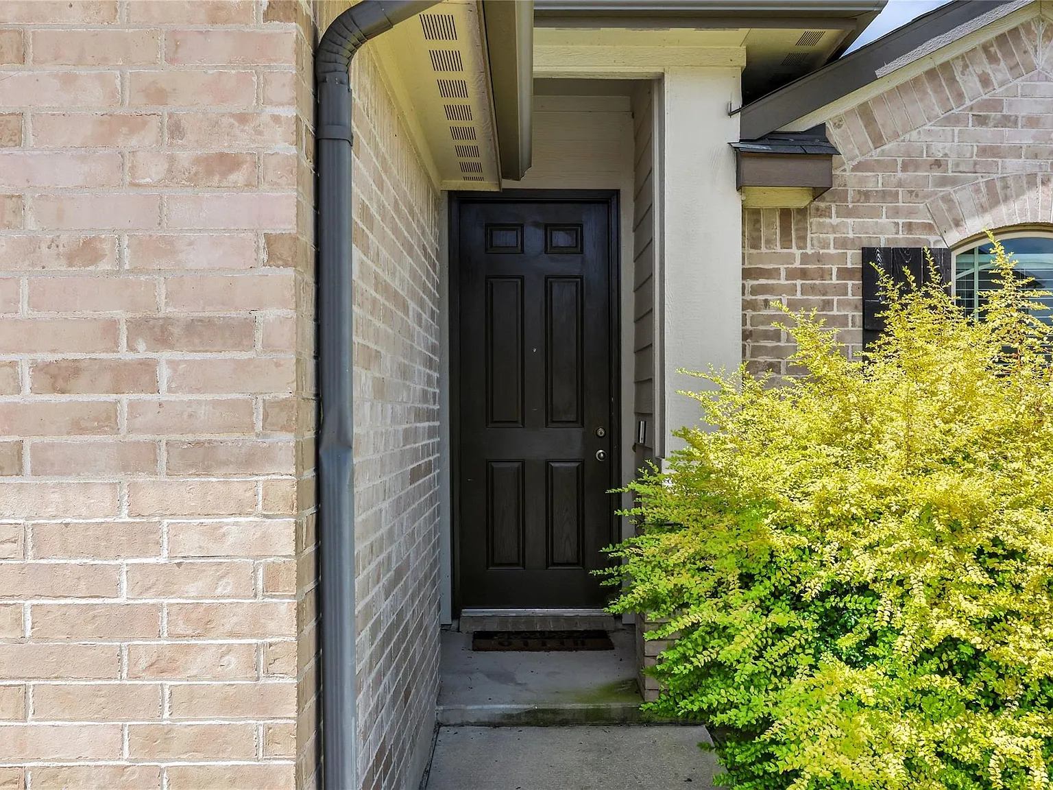 3 bed, 2.0 bath, 1929 sqft, $2,350 — Photo 4