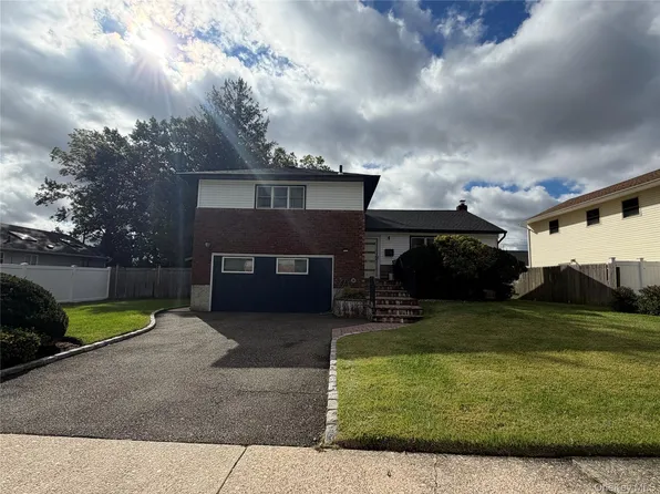 4 Evelyn Rd, Plainview, NY 11803