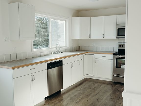 kitchen w/ new cabinets