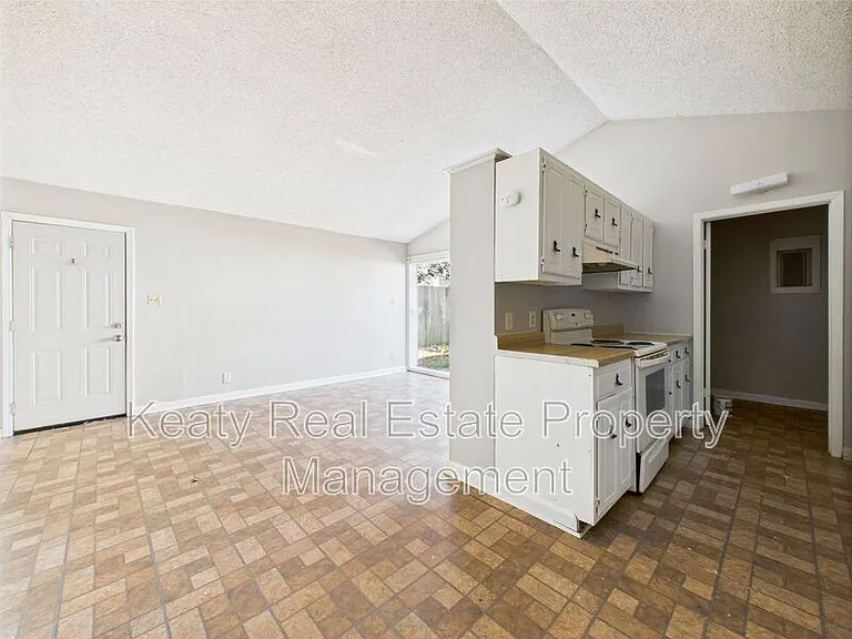 513 Fox Run Ave #1 — Photo 2