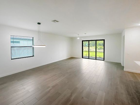 5th image of 19294 Hinkley Dr