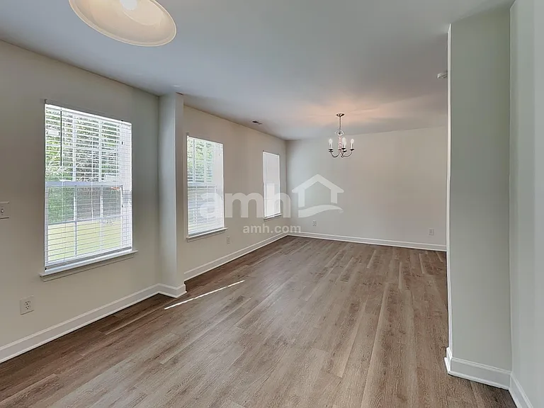 982 Ramsgate Dr SW — Photo 5