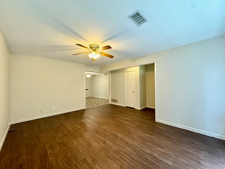 604 Enfield Dr — Photo 2
