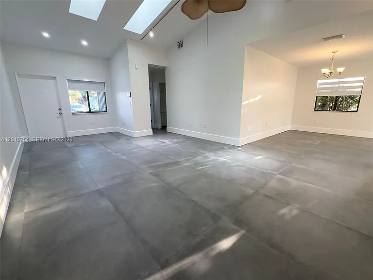 1533 Gabriel St — Photo 4