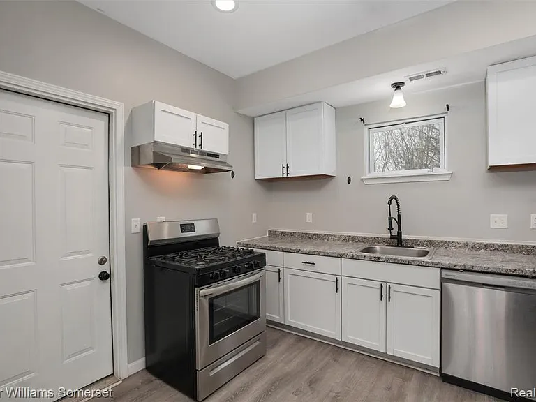 1119 Custer St — Photo 8