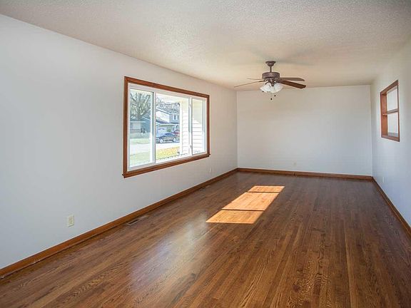 3rd image of 914 S Scenic Dr