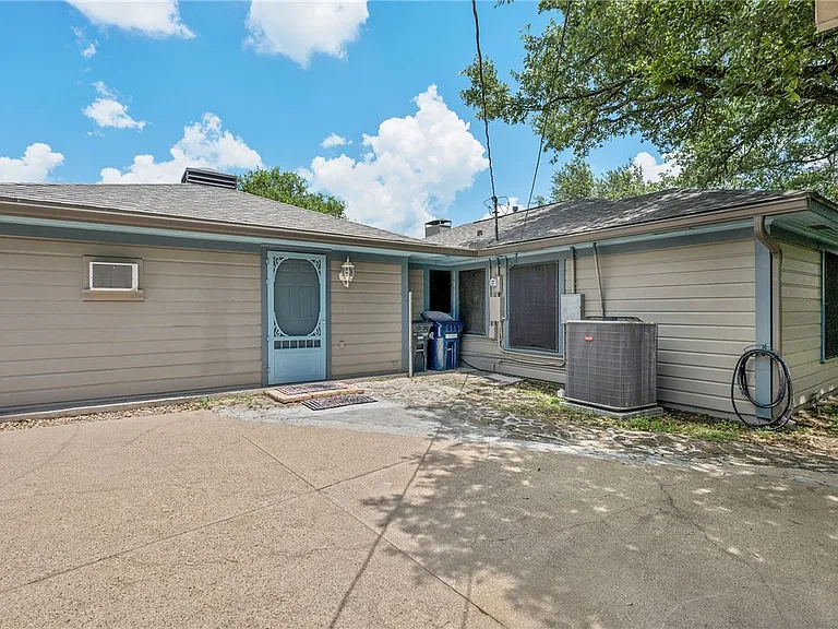 1030 Walton Dr — Photo 22