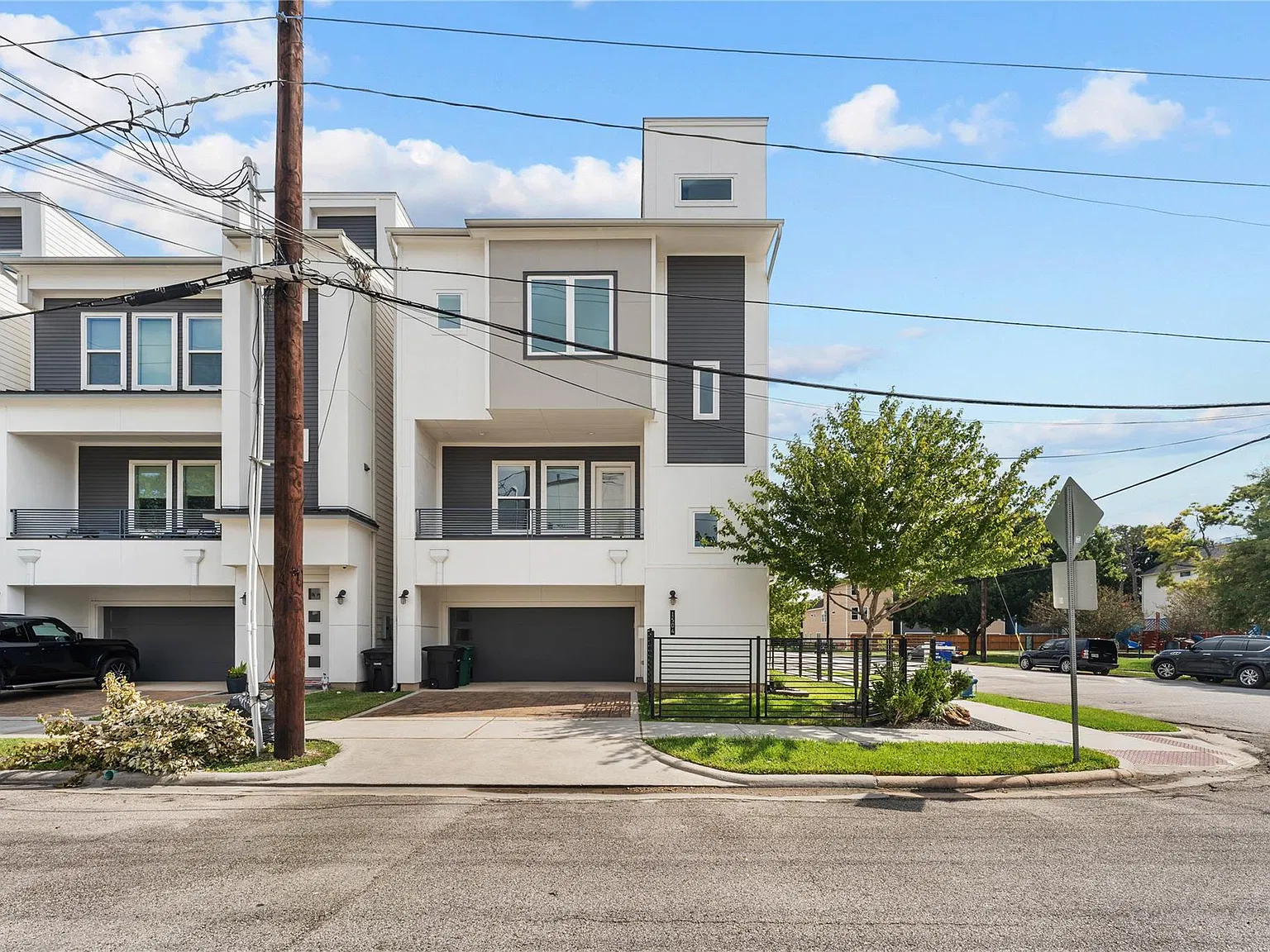 3 bed, 3.5 bath, 2297 sqft, $3,695 — Photo 2