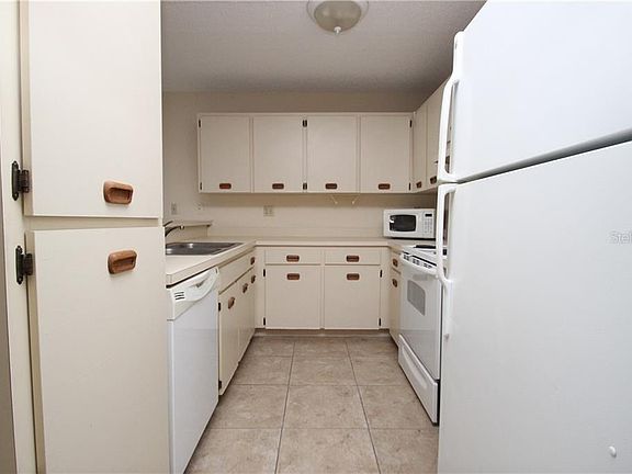 4th image of 3301 Crystal Ct E APT B