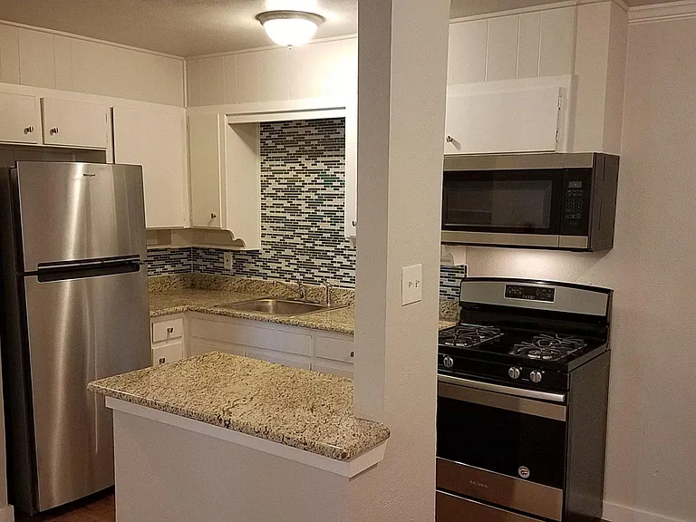 2428 Louise St #4 — Photo 1