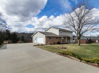 10901 Cedar Ridge Ct, Peosta, IA 52068