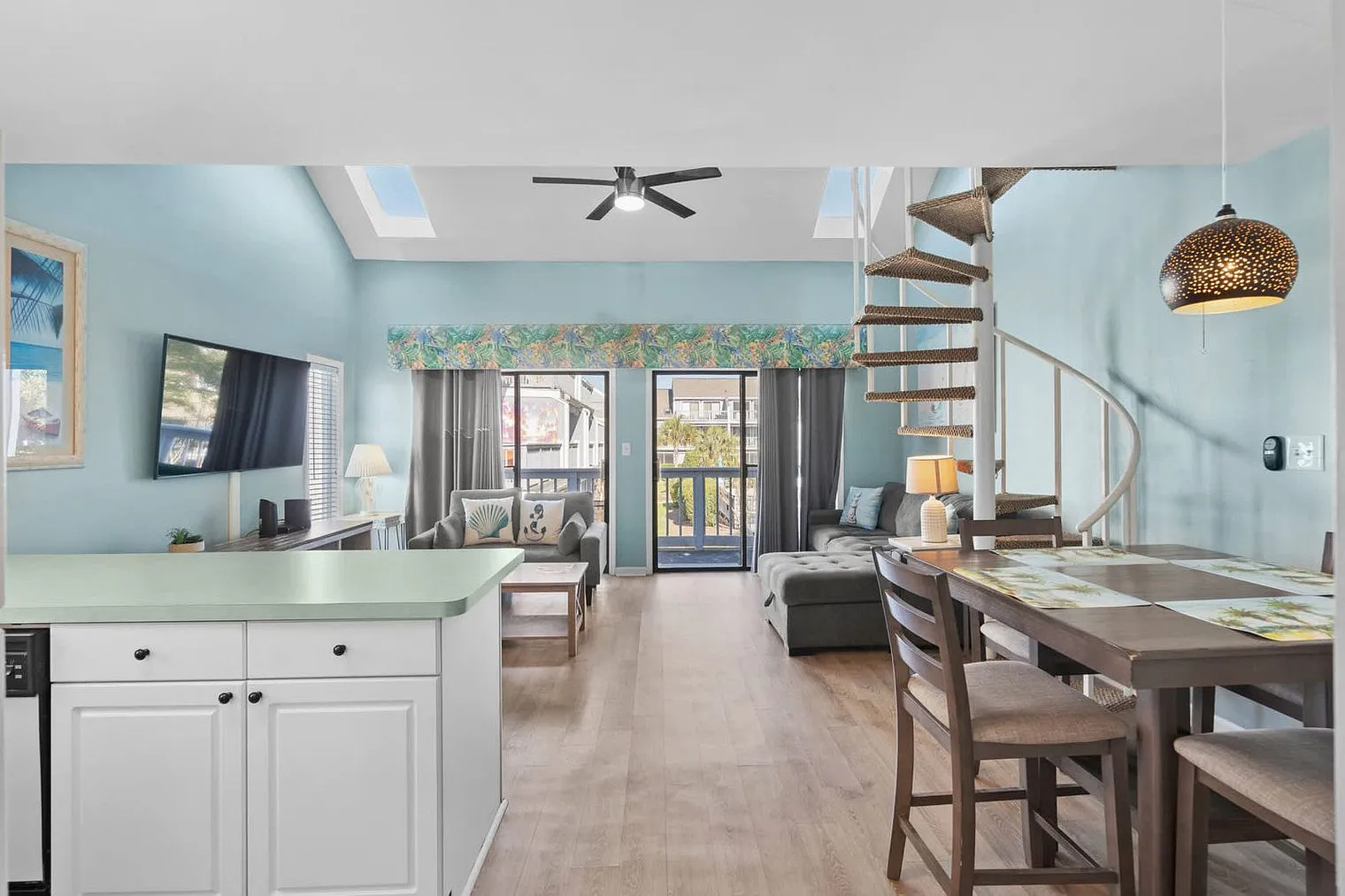 2 bed, 2.0 bath, 1044 sqft, $2,897 — Photo 3