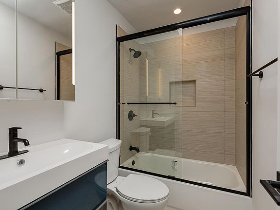 4th image of 3652 Clarington Ave #5L