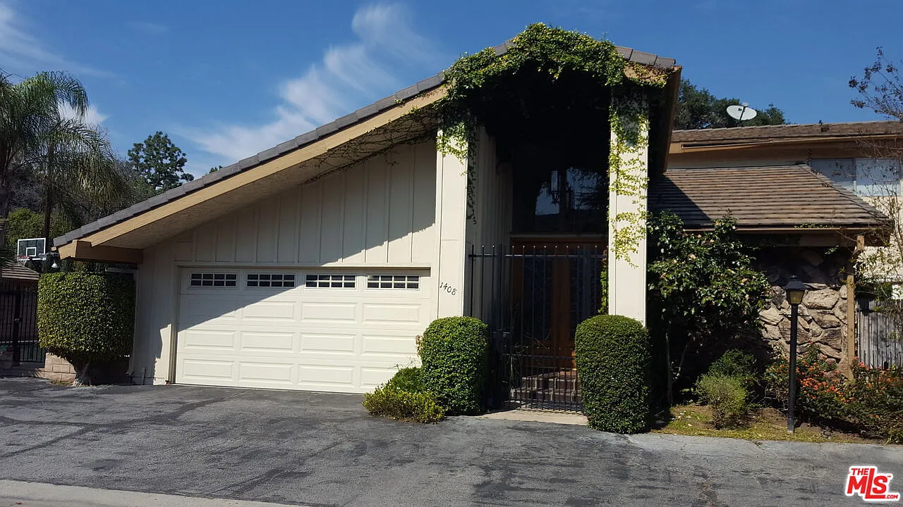 3 bed, 2.5 bath, 2266 sqft, $5,200 — Photo 1