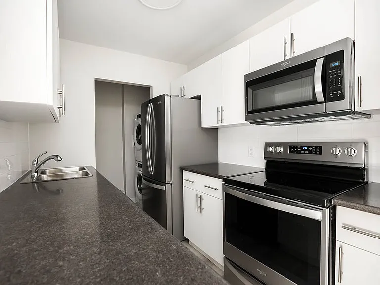 6105 Roblin Blvd — Photo 37
