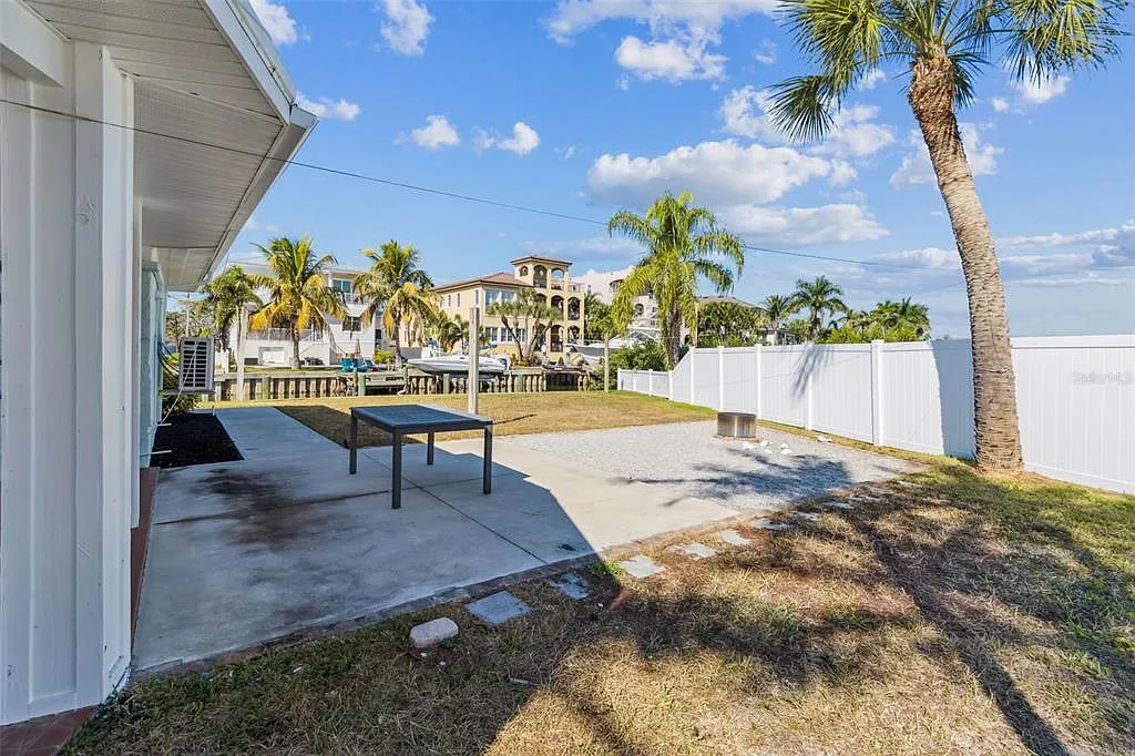 2 bed, 1.0 bath, 1735 sqft, $4,750 — Photo 4