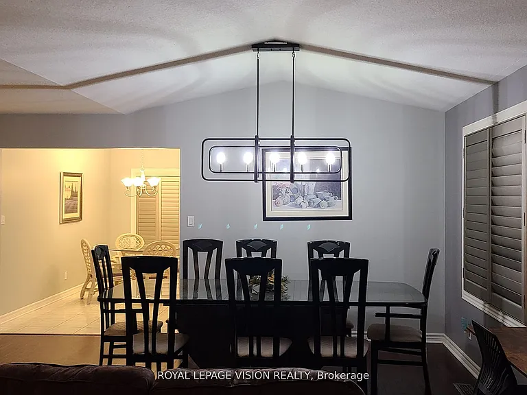 8001 Woodsview Cres — Photo 3
