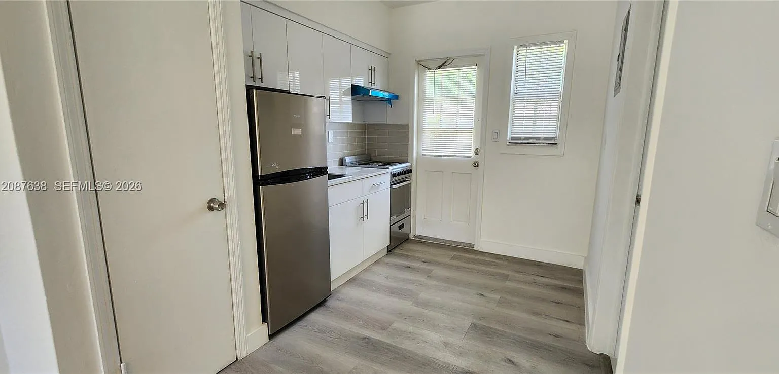 930 SW 4th Ave — Photo 4
